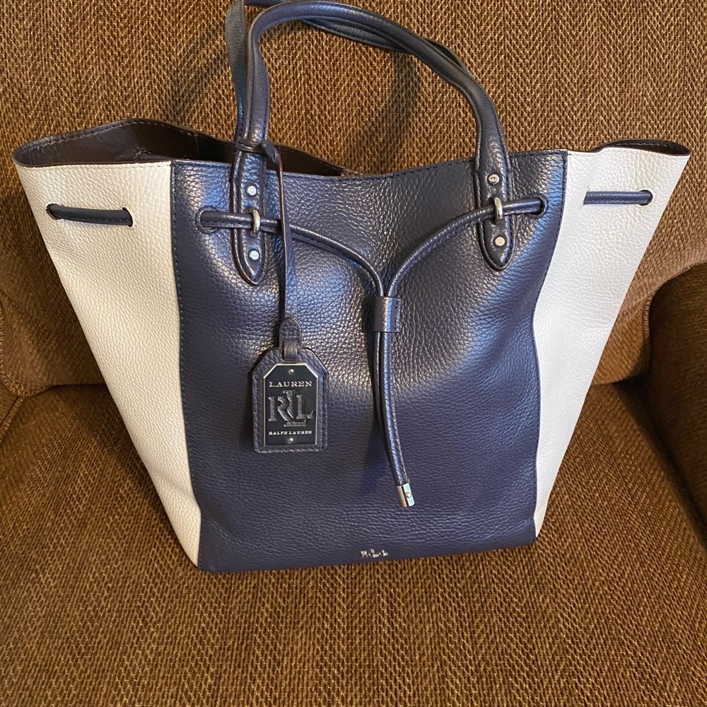 Great navy blue and white shoulder purse. Lightweight and lots of room